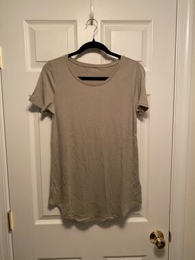 Amazon Essentials Short-Sleeve Crew Neck Tee…size XS